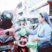 Viral, Foto Biarawati Bagi-bagi Paket Makanan Buka Puasa di Jalan