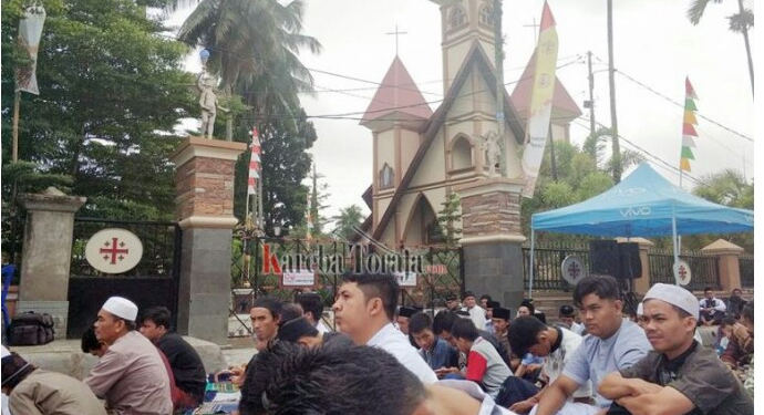 Bupati Hadiri Sholat Idul Fitri yang Berlangsung di Depan Gereja Katolik Makale