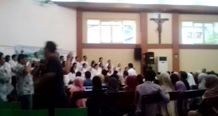 Puluhan Penyapu Jalan Buka Puasa Bersama di Gereja Katolik Tegal