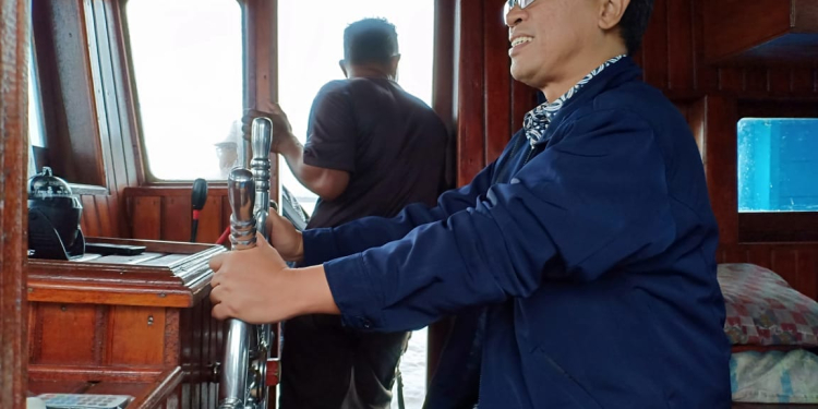 Walau Cuaca Buruk, Mgr Adrianus OFM Tetap Kunjungi Umat 3 KK di Pulau Sedanau