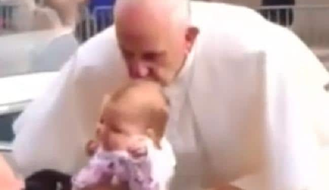 Bayi Penderita Tumor Otak Sembuh Usai Dicium Paus Fransiskus