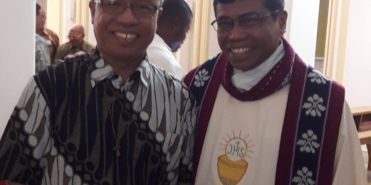 Mgr Adrianus OFM Hadiri Pengukuhan Teman Karib Jadi Superior SVD Jendral di Roma