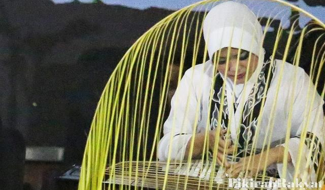 Seorang Wanita Katolik Jadi Pemusik di Acara Maulid Nabi di Purwakarta