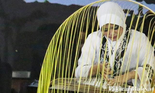 Seorang Wanita Katolik Jadi Pemusik di Acara Maulid Nabi di Purwakarta