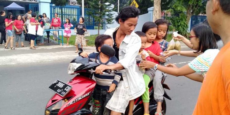 Umat Katolik di Bogor Bagi Hidangan Berbuka Puasa untuk Warga Muslim