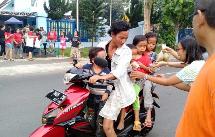 Umat Katolik di Bogor Bagi Hidangan Berbuka Puasa untuk Warga Muslim