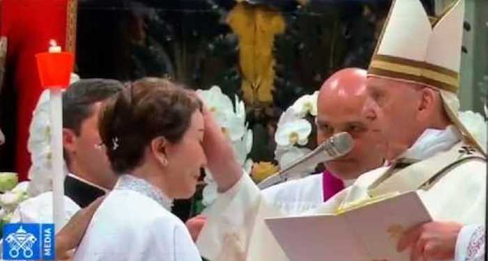 Mukjizat Rosario Suami, Wanita Asal Surabaya Ini Dibaptis Paus Fransiskus