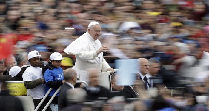 Saat Paus Ajak Anak Migran Naik Mobilnya