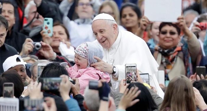 Saat Paus Ajak Anak Migran Naik Mobilnya