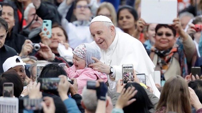 Saat Paus Ajak Anak Migran Naik Mobilnya