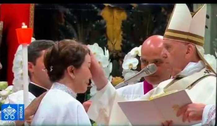 Mukjizat Rosario Suami, Wanita Asal Surabaya Ini Dibaptis Paus Fransiskus