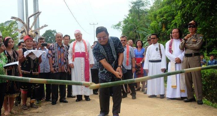 Uskup Sanggau Resmikan Gereja di Sungai Lawak