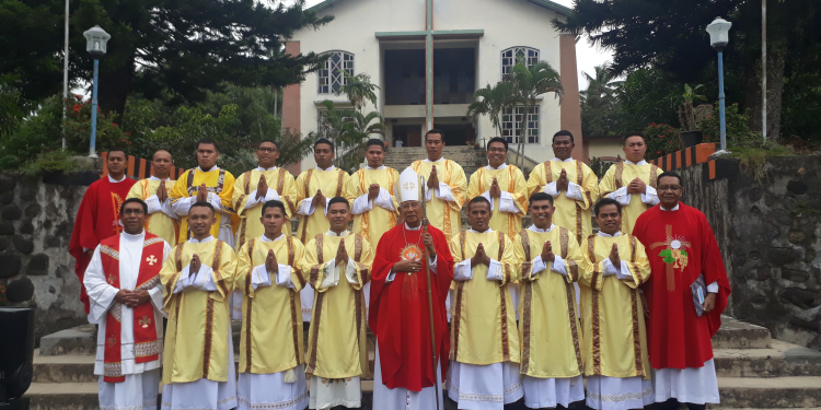 15 Calon Imam Ditahbiskan Jadi Diakon di Maumere