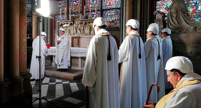 Gelar Misa di Gereja Notre-Dame Pasca Terbakar, Uskup dan Imam Pakai Helm Kerja