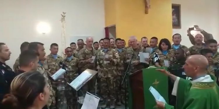 TNI dan Tentara dari Negara Lain Kompak Nyanyikan Lagu Rohani Berbahasa Indonesia