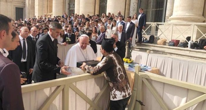 Terima Kado Batik dari GP Ansor, Paus Fransiskus Minta Saling Mendoakan