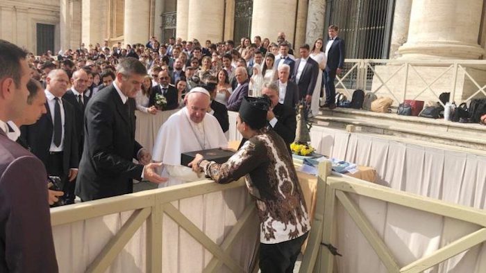 Terima Kado Batik dari GP Ansor, Paus Fransiskus Minta Saling Mendoakan