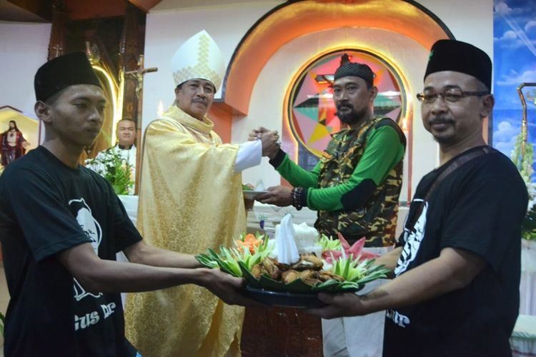 Gereja St.Theresia Majenang Ultah, Banser dan Gusdurian Beri Kejutan 9 Tumpeng
