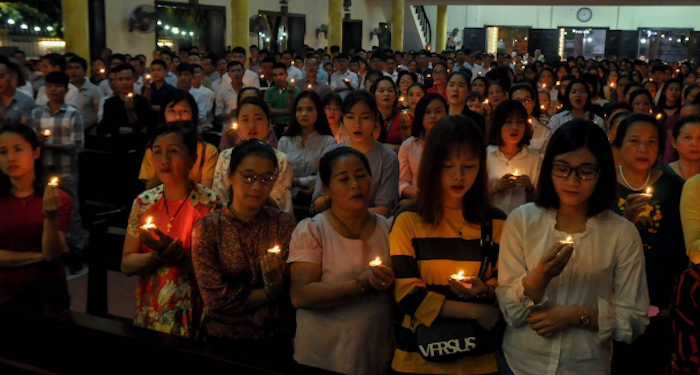 Uskup di Vietnam Hibur Keluarga Migran yang Tewas dalam Kecelakaan