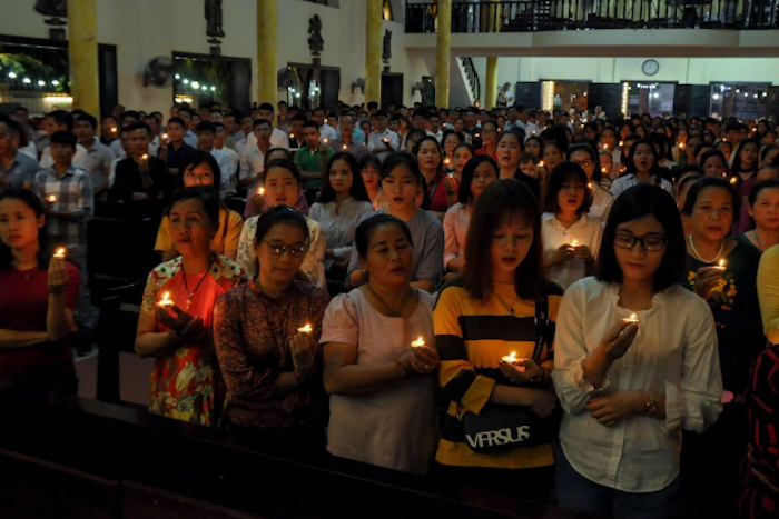 Uskup di Vietnam Hibur Keluarga Migran yang Tewas dalam Kecelakaan