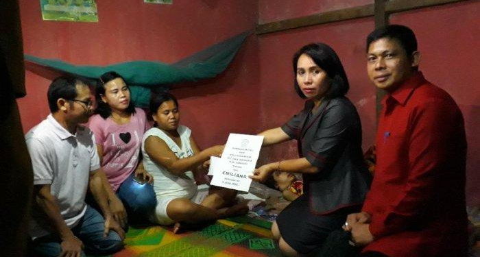 ISKA Sanggau Salurkan Bantuan untuk Anak Penderita Tumor di Kembayan