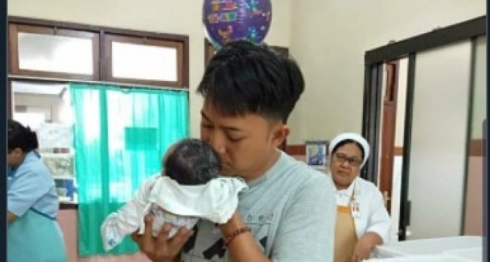 Anaknya Lahir di Balai Kesehatan Katolik, Pria Muslim Baca Adzan di Depan Seorang Biarawati