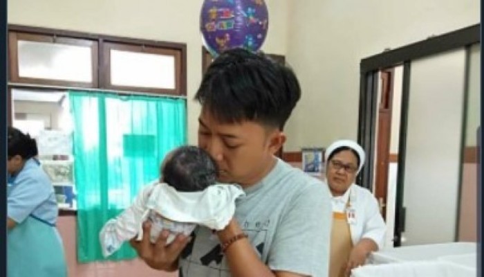 Anaknya Lahir di Balai Kesehatan Katolik, Pria Muslim Baca Adzan di Depan Seorang Biarawati