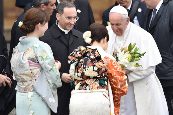 Paus Kembali ke Vatikan Setelah Kunjungan Tujuh Hari di Asia