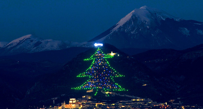 ‘Pohon Natal’ Terbesar di Dunia: Tinggi 650 Meter, Lebar 350 Meter