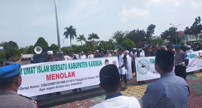 Warga di Karimun Ngotot Agar Pemerintah Cabut IMB Gereja Katolik