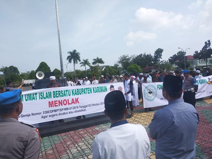 Warga di Karimun Ngotot Agar Pemerintah Cabut IMB Gereja Katolik