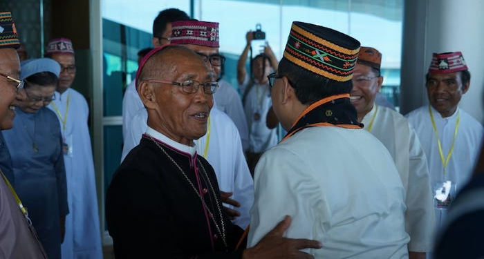 Uskup Sipri Hormat Tiba di Keuskupan Ruteng, Disambut dengan Acara Adat