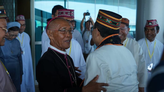 Uskup Sipri Hormat Tiba di Keuskupan Ruteng, Disambut dengan Acara Adat