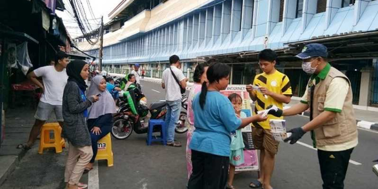Pemuda Katolik Bagikan Masker dan Hand Sanitizer di Sekitar Katedral Jakarta dan Masjid Istiqlal