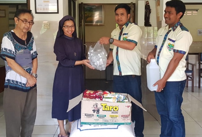 Pemuda Katolik Komcab Sukabumi Salurkan Bantuan Sembako dan Hand Sanitizer kepada Lansia Wisma Asisi