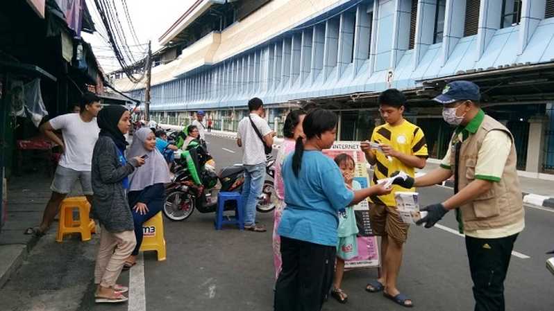 Pemuda Katolik Bagikan Masker dan Hand Sanitizer di Sekitar Katedral Jakarta dan Masjid Istiqlal
