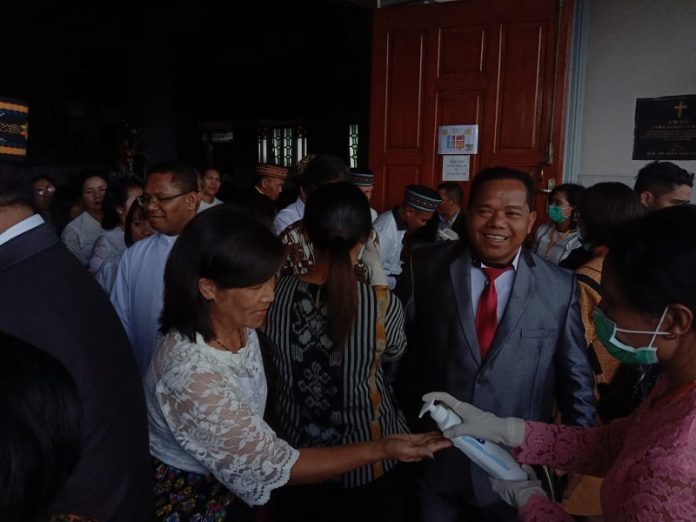 Cegah Virus Corona, Suhu Tubuh Umat yang Hadiri Tahbisan Mgr Sipri Hormat Dicek Dua Kali