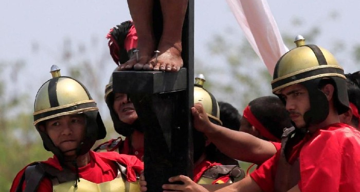 Filipina ‘Lockdown,’ Sejumlah Umat Katolik di Manila Tetap Gelar Prosesi Jalan Salib