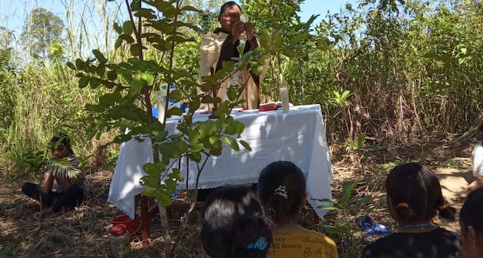 Saat Misa Minggu Palma Digelar di Kebun