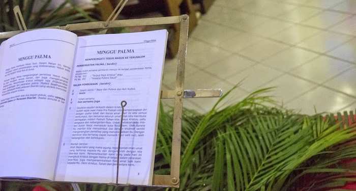 Umat Katolik di Pedalaman Papua Ikut Misa Minggu Palma Lewat Radio