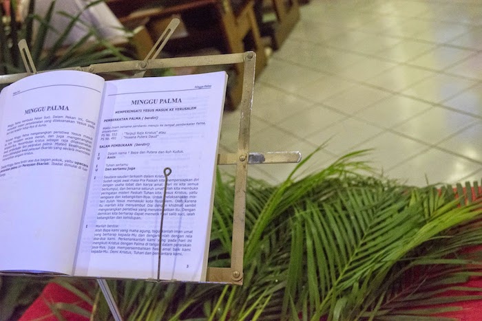 Umat Katolik di Pedalaman Papua Ikut Misa Minggu Palma Lewat Radio