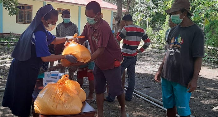 Para Suster di Labuan Bajo Beri Bantuan Sembako untuk Warga Terdampak Covid-19