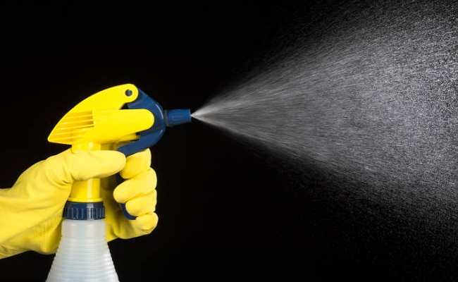 Pemuda Katolik di Jambi Semprot Disinfektan ke Rumah Warga