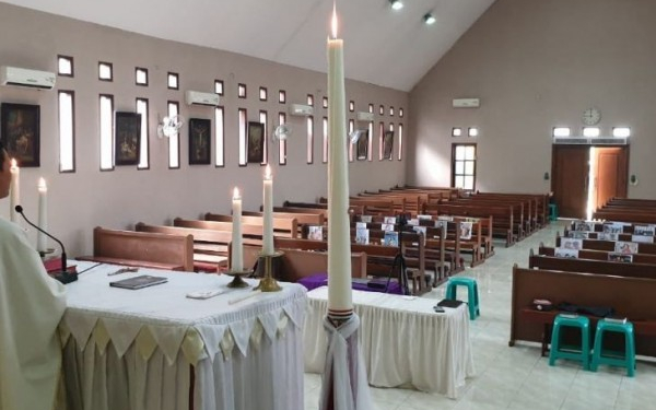 ‘Rindu’, Pastor di Purwokerto Tempel Foto Umat di Bangku Gereja Saat Misa