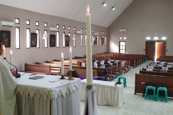 ‘Rindu’, Pastor di Purwokerto Tempel Foto Umat di Bangku Gereja Saat Misa