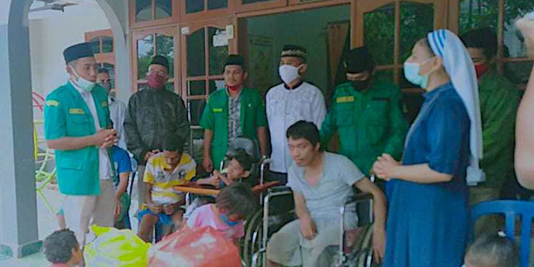 Kunjungi Panti Asuhan Katolik, GP Ansor di NTT Donasi Sembako