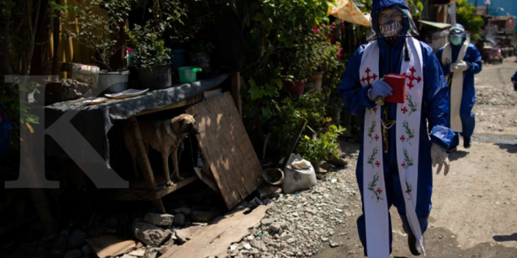 Pakai Hazmat, Imam di Filipina Berkeliling Memberkati Umat