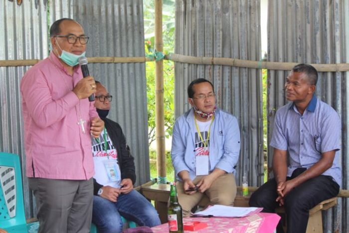 Uskup Ruteng Sumbang Sembako untuk Kaum Disabilitas