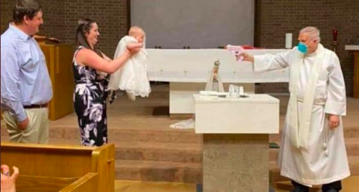 Foto Imam Babtis Bayi dengan Pistol Air: Fakta atau Hoaks?