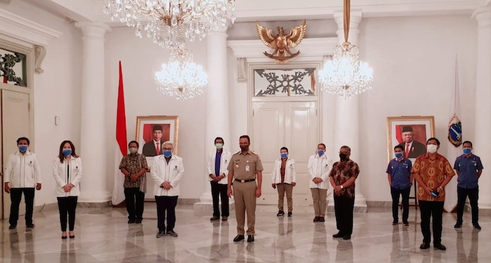 Gubernur Anies Serahkan Bantuan Sosial Kepada Umat Katolik di KAJ